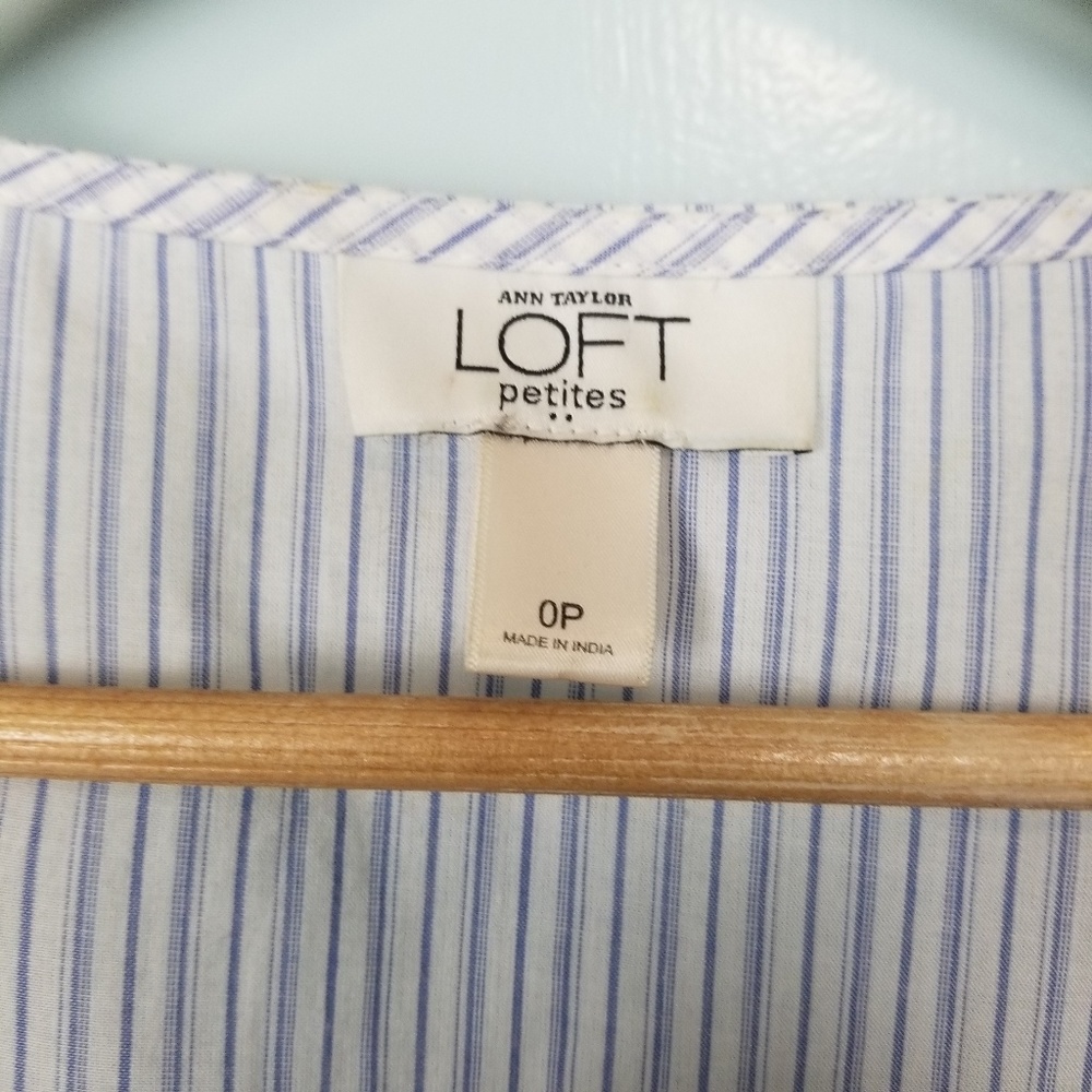 LOFT Seersucker ruffle sleeveless top size 0P  *G1 - Picture 3 of 4